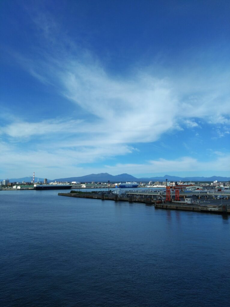 「苫小牧港」へ入港する画像