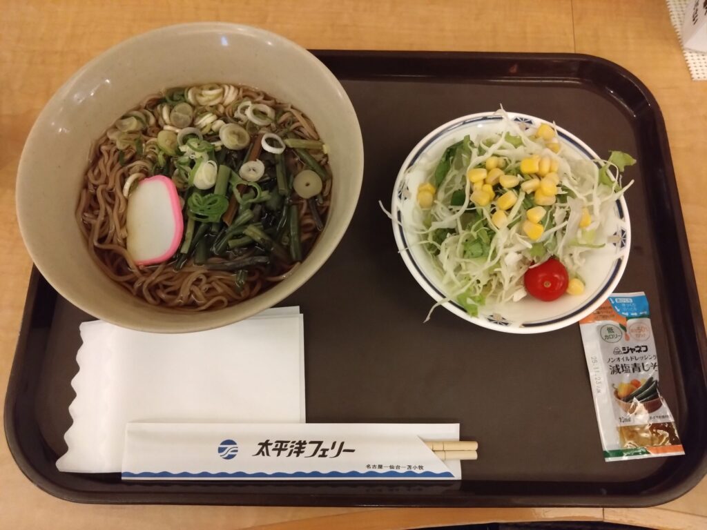 山菜そばとミニサラダの画像