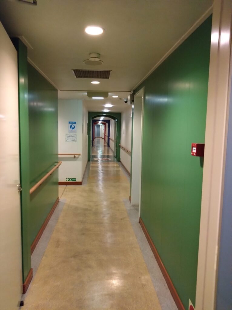 客室廊下の手すりの画像